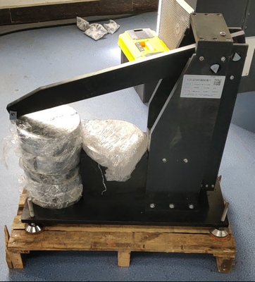 Machine d'essai de déformation par charge plastique pour les matières plastiques rigides reliées par rivets, boulons ou connexions similaires